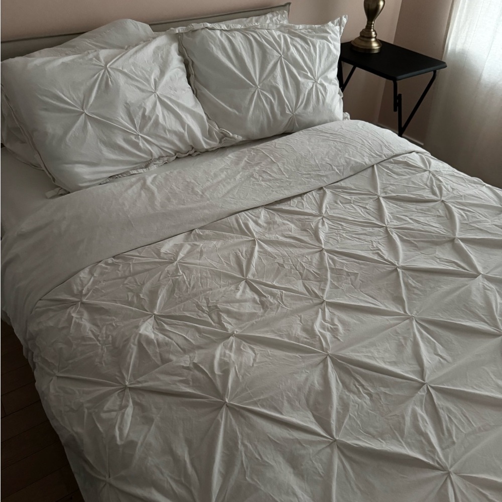 Elegant Cotton White Bedding Set